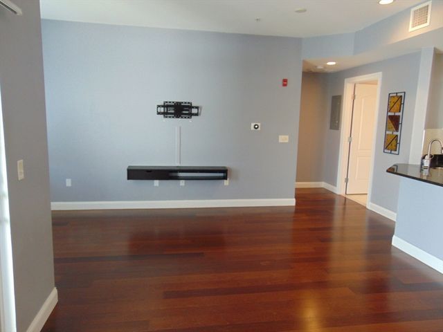 614 Pond St 2406, Braintree, MA 02184