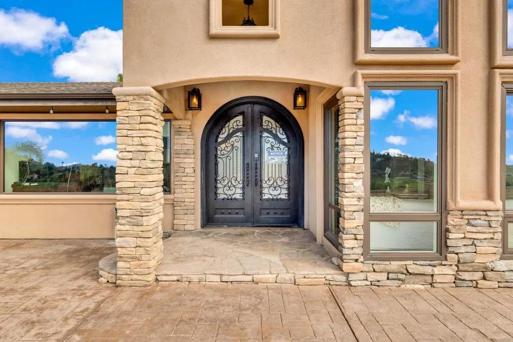 1426 Hidden Mesa View Drive, El Cajon, CA 92019