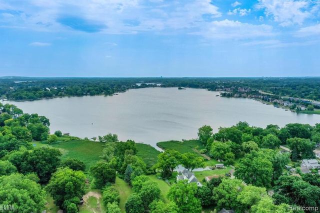 4200 Lanco Court, Waterford Charter Township, MI 48329