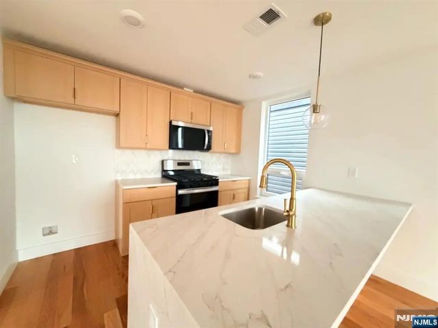 39 7th Street 2 - 3, Newark, NJ 07107