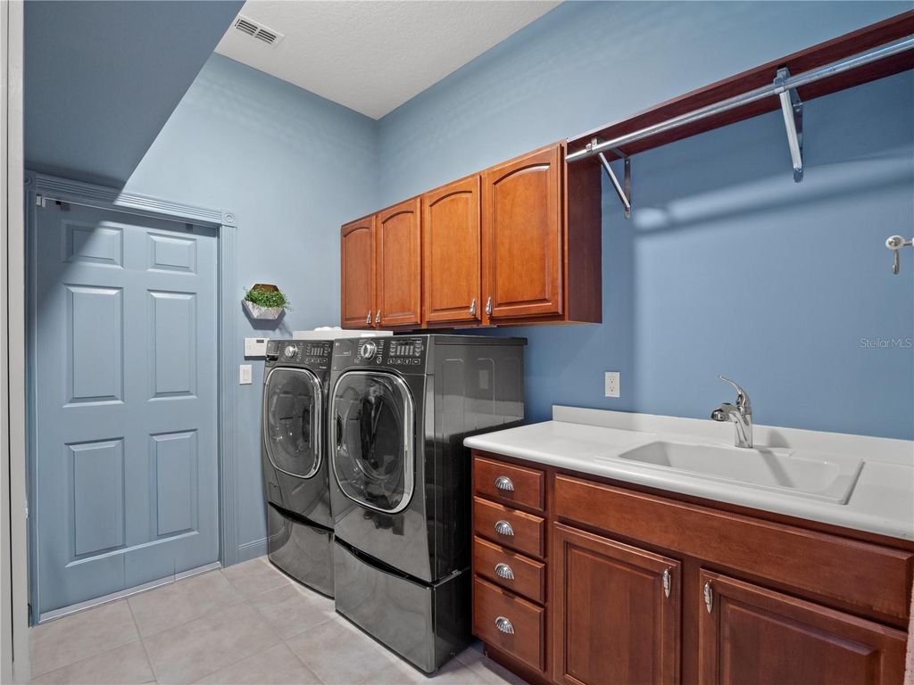 Image 27 of property listing at 11800 ZELKOVA LANE, Orlando, FL 32827