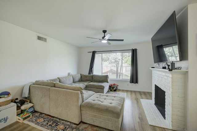 2660 Aramon Dr, Rancho Cordova, CA 95670