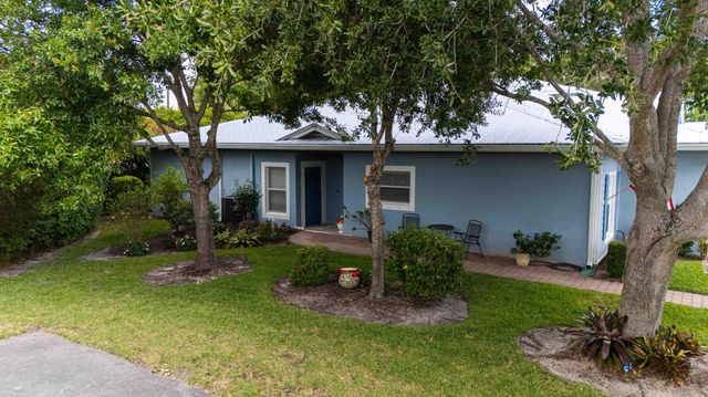 665 NE Bent Paddle Lane, Port St Lucie, FL 34983