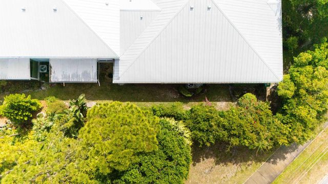 665 NE Bent Paddle Lane, Port St Lucie, FL 34983