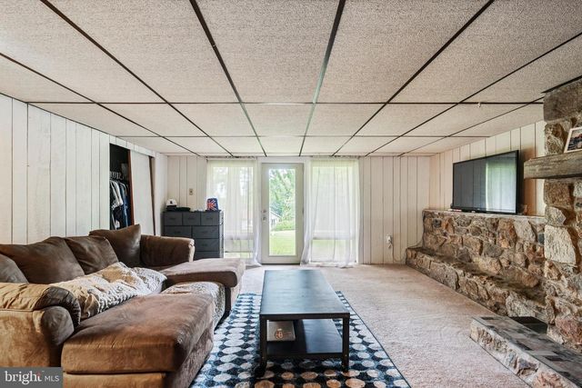1403 BEVERLY HILLS RD, Coopersburg, PA 18036