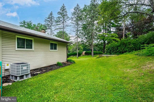 1403 BEVERLY HILLS RD, Coopersburg, PA 18036