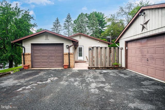 1403 BEVERLY HILLS RD, Coopersburg, PA 18036