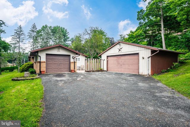 1403 BEVERLY HILLS RD, Coopersburg, PA 18036