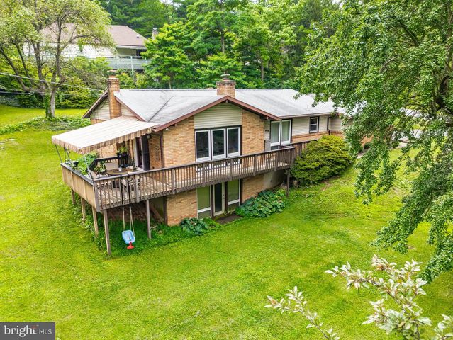 1403 BEVERLY HILLS RD, Coopersburg, PA 18036