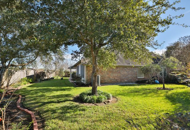 852 Shoal Pointe Lane, League City, TX 77573