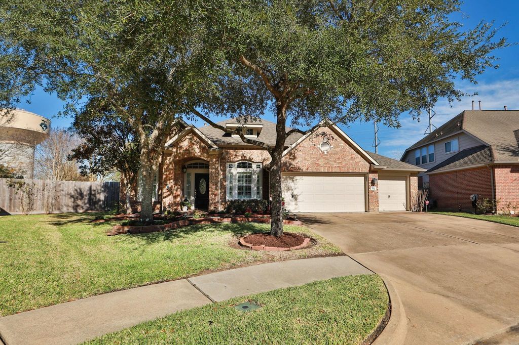 852 Shoal Pointe Lane, League City, TX 77573