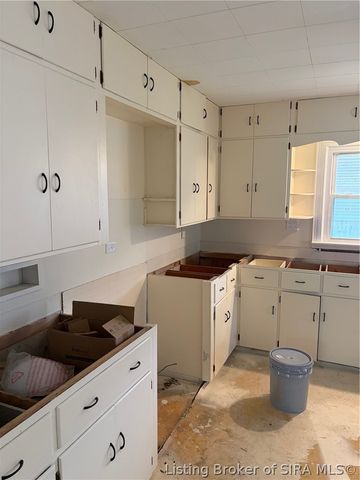 180 Broadway Street, Austin, IN 47102