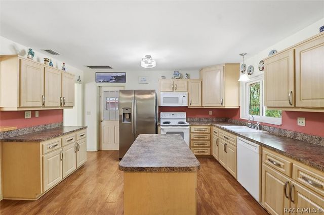 8215 E Floral Park Drive, Floral City, FL 34436