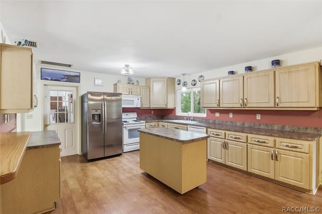 8215 E Floral Park Drive, Floral City, FL 34436