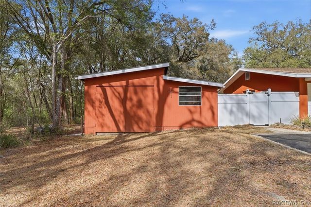 8215 E Floral Park Drive, Floral City, FL 34436