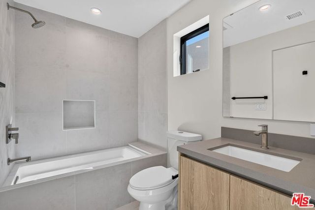 1853 12th Street D, Santa Monica, CA 90404