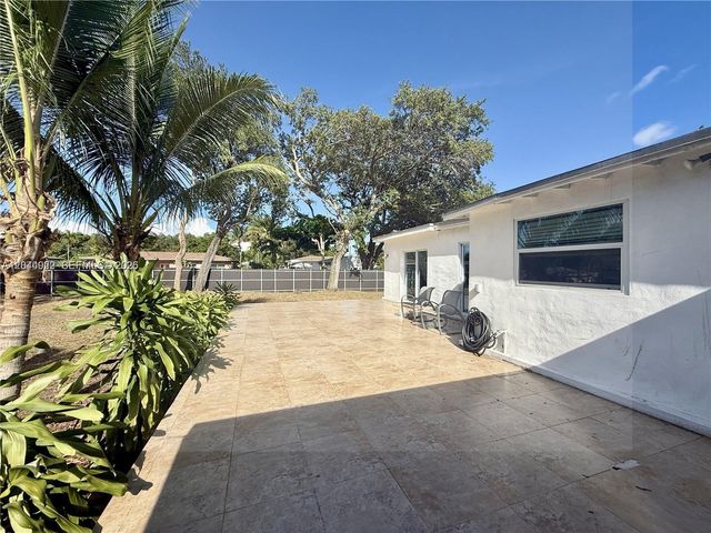 947 NE 149th St, Miami, FL 33161