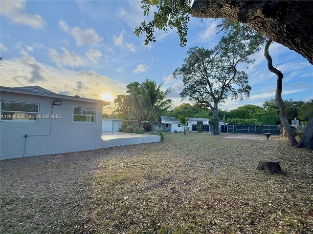 947 NE 149th St, Miami, FL 33161