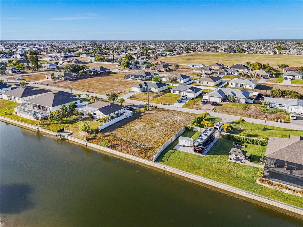 Image 15 of property listing at 322 NE 20TH STREET, Cape Coral, FL 33909