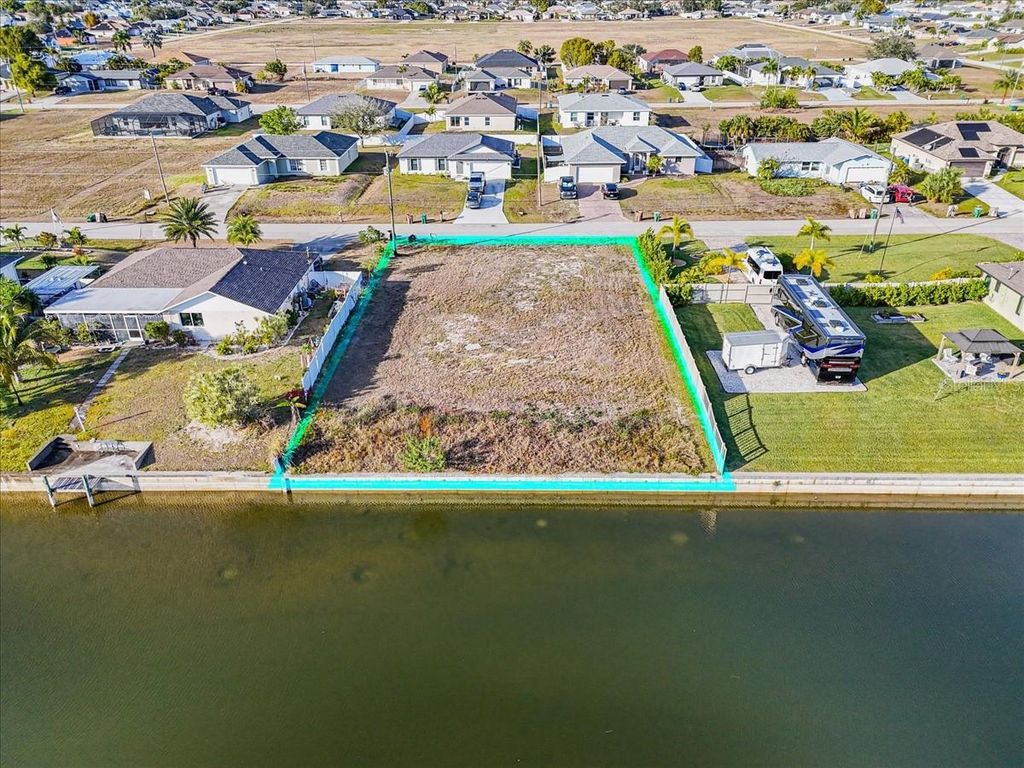 Image 3 of property listing at 322 NE 20TH STREET, Cape Coral, FL 33909