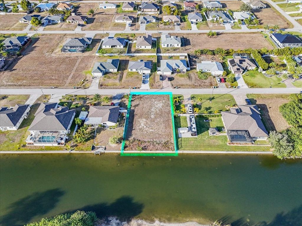 Image 24 of property listing at 322 NE 20TH STREET, Cape Coral, FL 33909