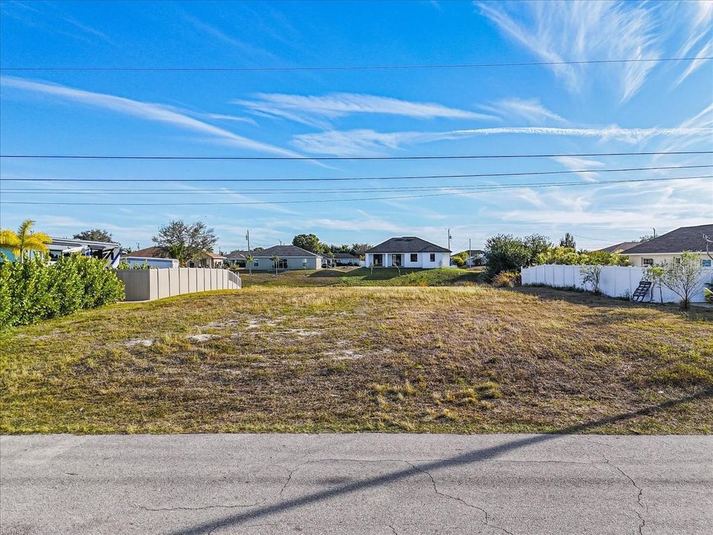 Image 39 of property listing at 322 NE 20TH STREET, Cape Coral, FL 33909