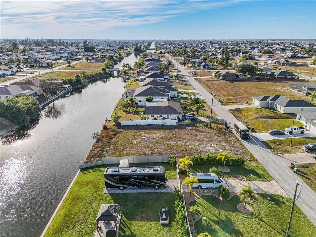 Image 8 of property listing at 322 NE 20TH STREET, Cape Coral, FL 33909