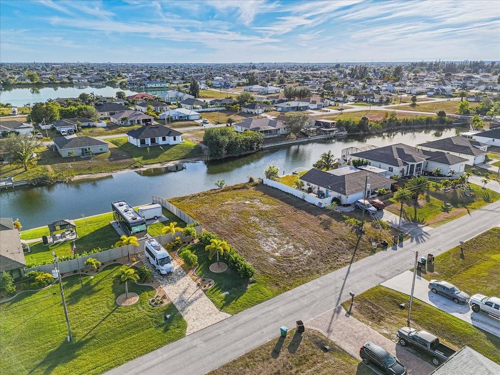 Image 9 of property listing at 322 NE 20TH STREET, Cape Coral, FL 33909