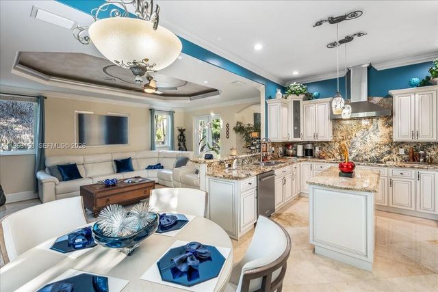 7851 NW 166th Ter, Miami Lakes, FL 33016