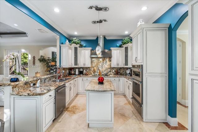 7851 NW 166th Ter, Miami Lakes, FL 33016