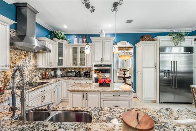 7851 NW 166th Ter, Miami Lakes, FL 33016