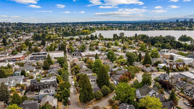 7520 Linden Avenue N, Seattle, WA 98103
