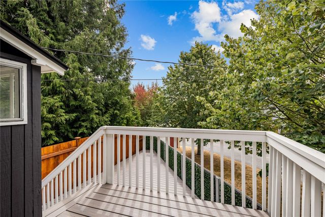 7520 Linden Avenue N, Seattle, WA 98103