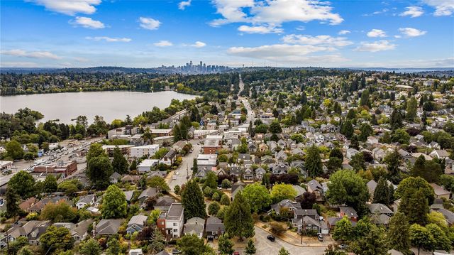 7520 Linden Avenue N, Seattle, WA 98103