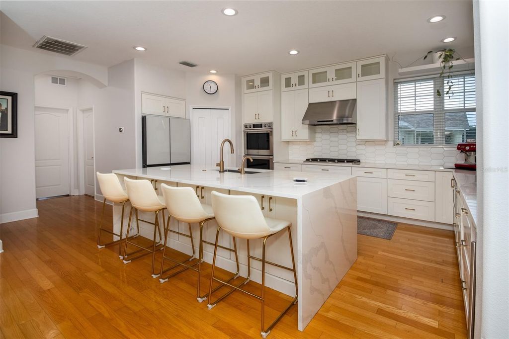 Image 5 of property listing at 1605 GULF ROAD, Tarpon Springs, FL 34689