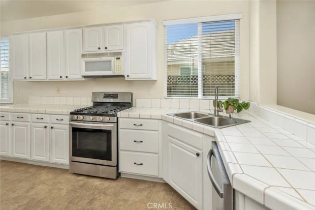 331 Hollyhill Drive, Bakersfield, CA 93312