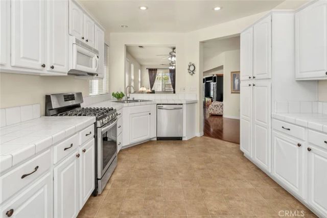 331 Hollyhill Drive, Bakersfield, CA 93312