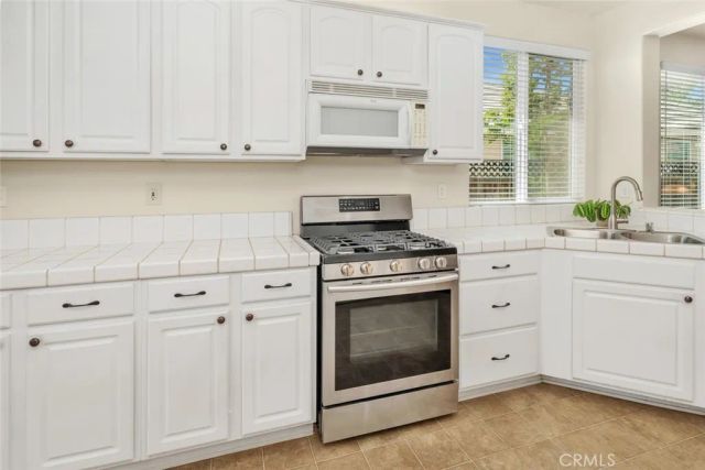 331 Hollyhill Drive, Bakersfield, CA 93312