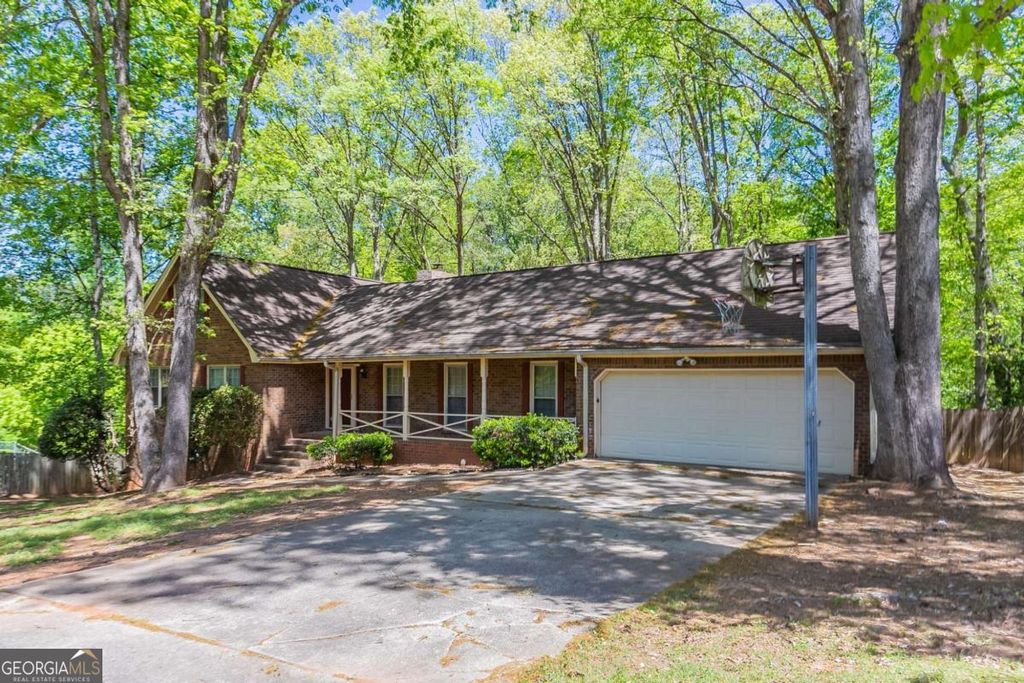 2352 Rockwood Way, Stone Mountain, GA 30087