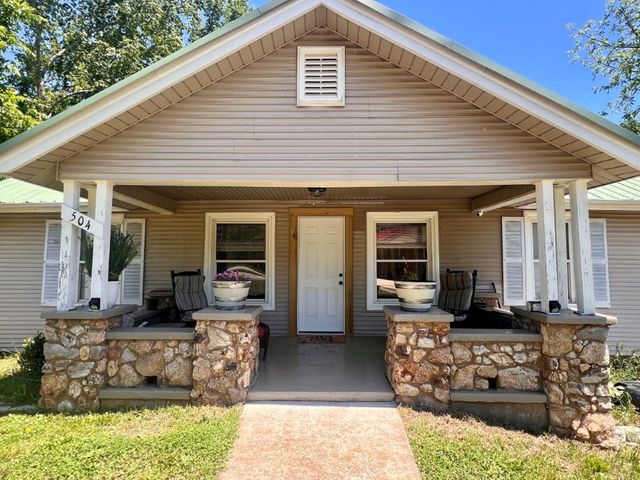 504 N College Street, Huntsville, AR 72740