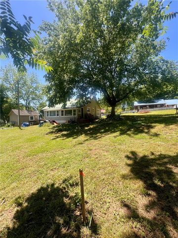 504 N College Street, Huntsville, AR 72740