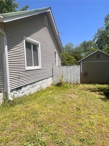 504 N College Street, Huntsville, AR 72740