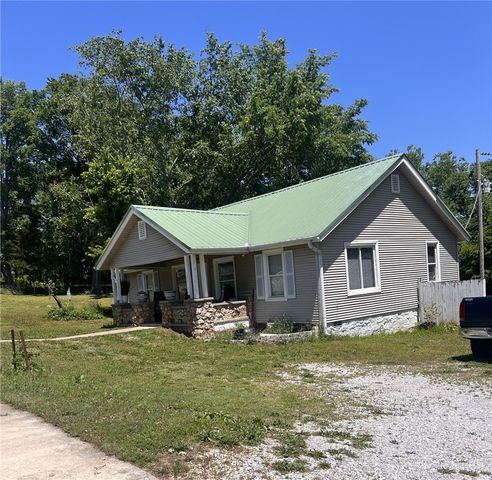 504 N College Street, Huntsville, AR 72740