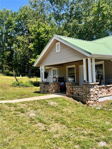 504 N College Street, Huntsville, AR 72740