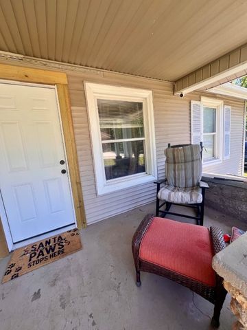 504 N College Street, Huntsville, AR 72740