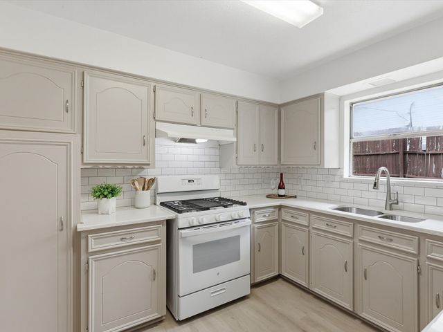 904 Aluminum Plant Road, Rockwall, TX 75087