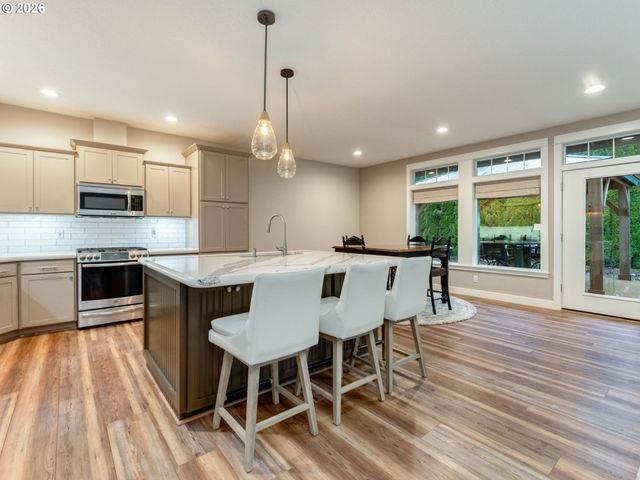 23708 1ST St Ne, Aurora, OR 97002