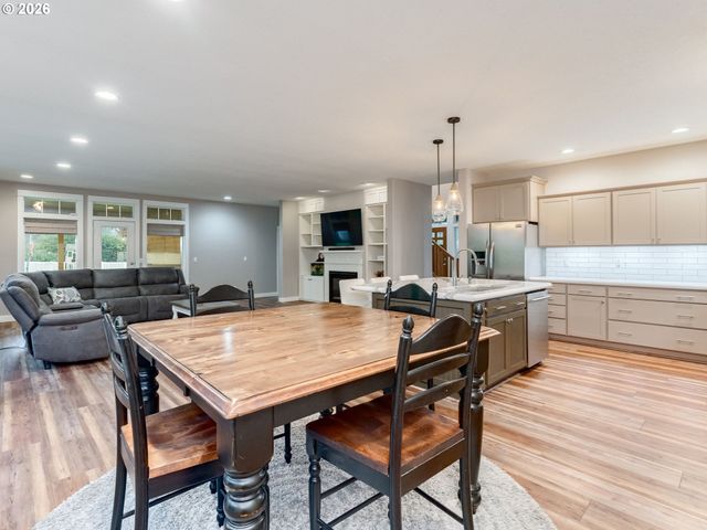 23708 1ST St Ne, Aurora, OR 97002