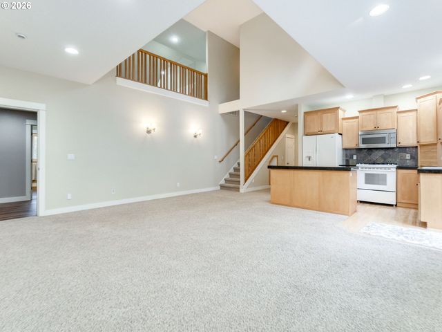 23708 1ST St Ne, Aurora, OR 97002