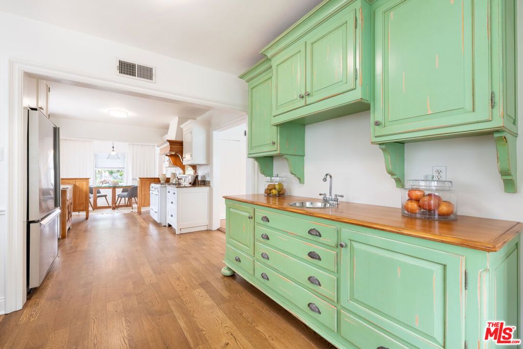 Image 12 of property listing at 5744 Calhoun Avenue, Sherman Oaks, CA 91401